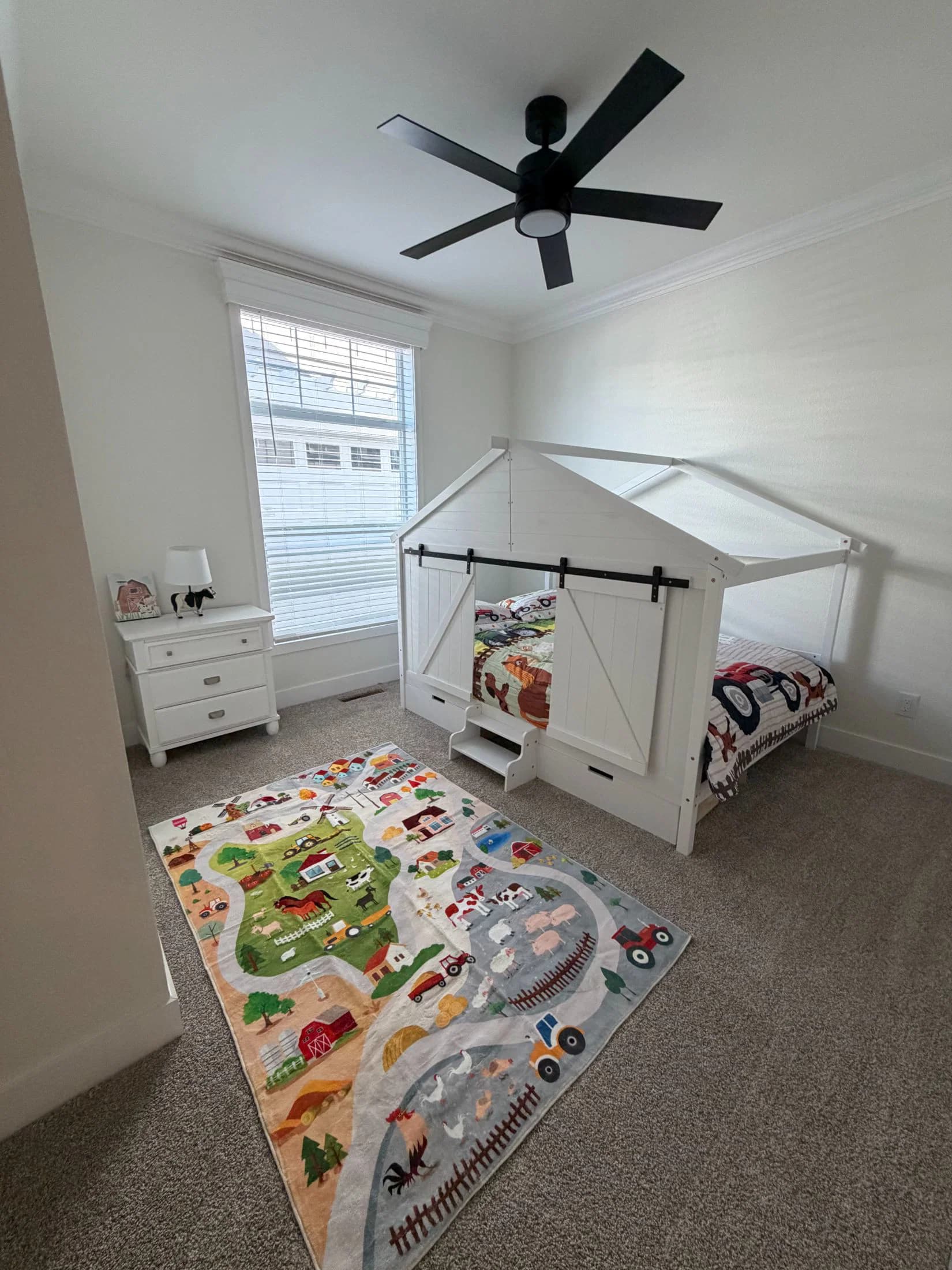 Roberto bedroom home features