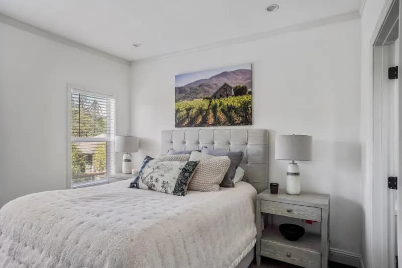 Humboldt bay bedroom home features