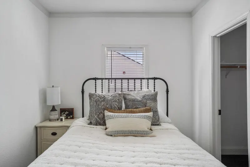 Humboldt bay bedroom home features