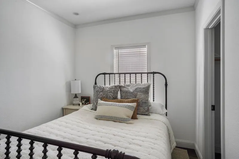 Humboldt bay bedroom home features