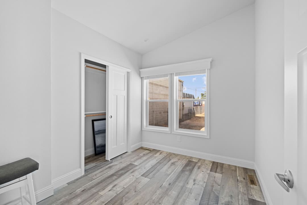 Elmore bay (a) bedroom home features