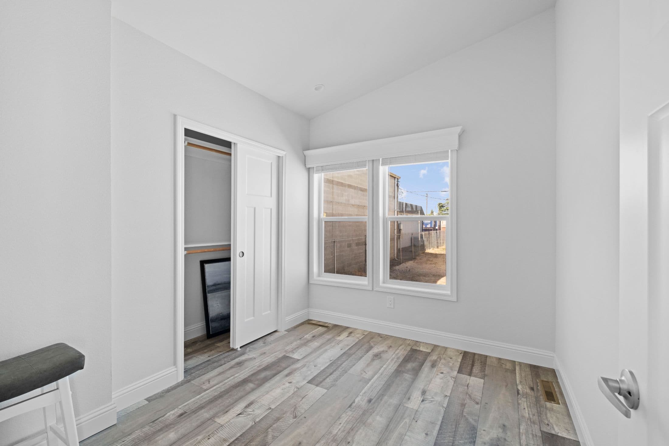 Elmore bay (a) bedroom home features