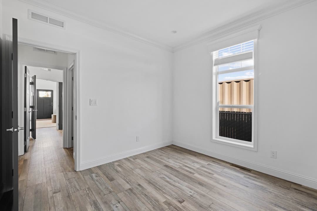 Humboldt bay - 52 x 23'4" bedroom home features