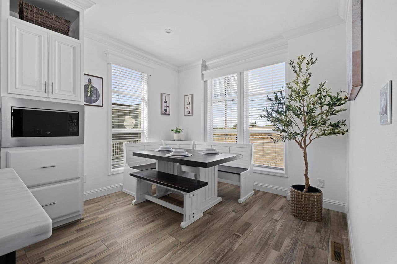 Humboldt bay - 52 x 23'4" interior home features