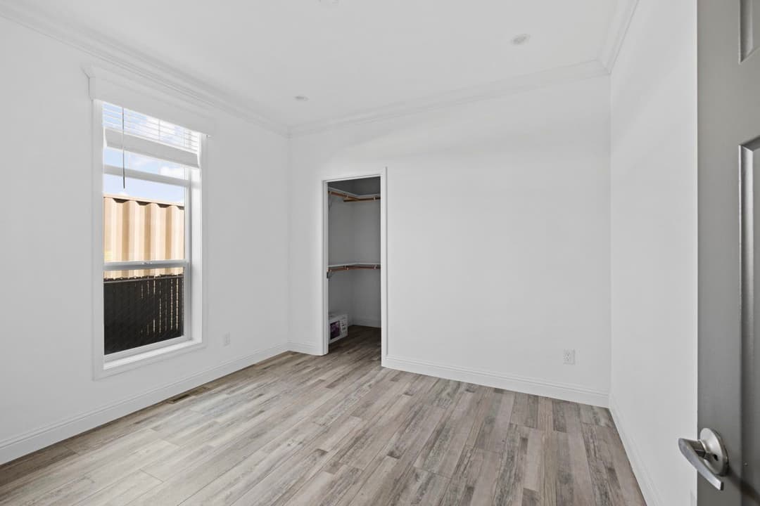 Humboldt bay - 52 x 23'4" bedroom home features