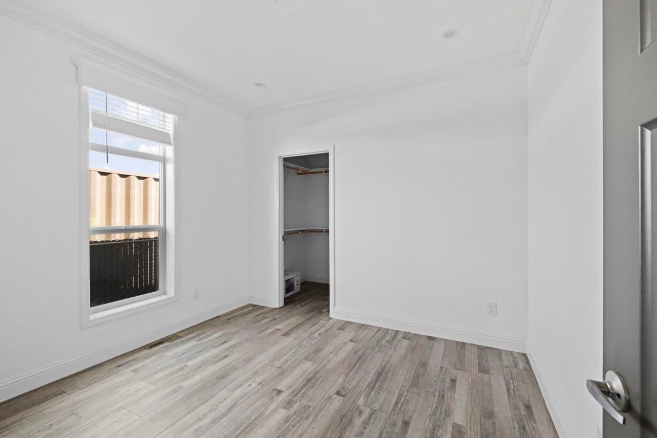 Humboldt bay - 52 x 23'4" bedroom home features